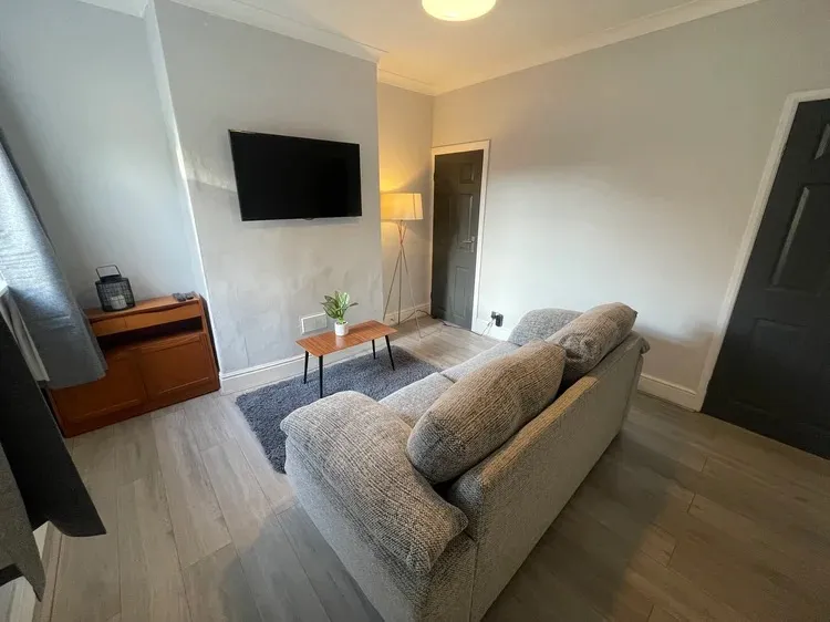 Homely 2 Bed Terraced House // Aug 2026 - Thumbnail 1